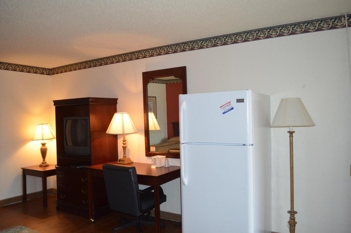 Granbury Inn and Suites - image 4