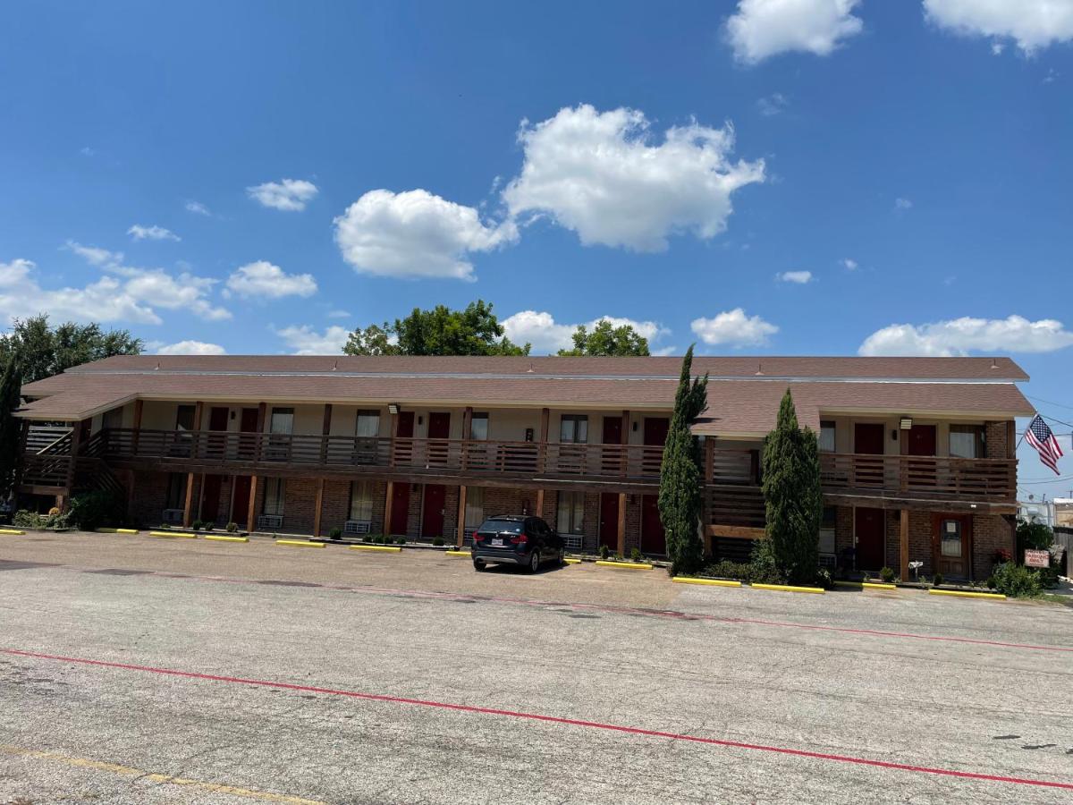 Granbury Inn and Suites - image 5