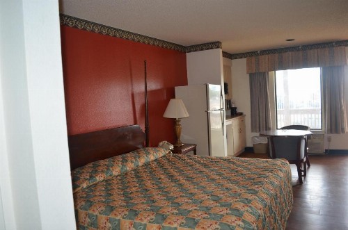 Granbury Inn and Suites - image 6