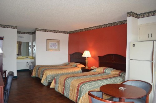 Granbury Inn and Suites - image 7