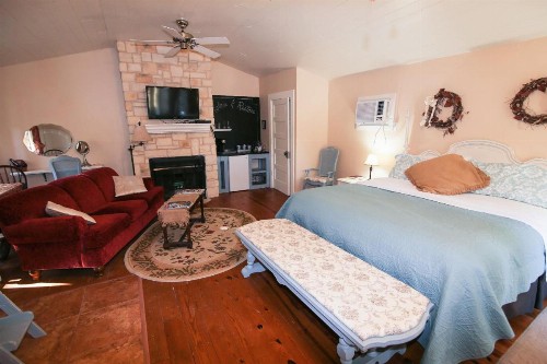 Iron Horse Inn - image 35
