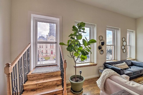 Chic Oz Condo with Balcony on Granbury Square! - image 10