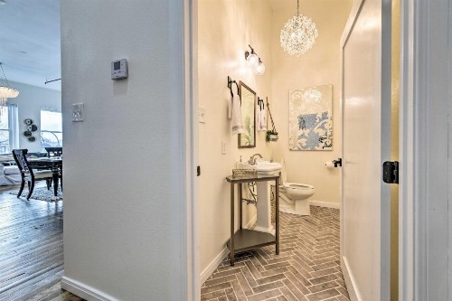 Chic Oz Condo with Balcony on Granbury Square! - image 11