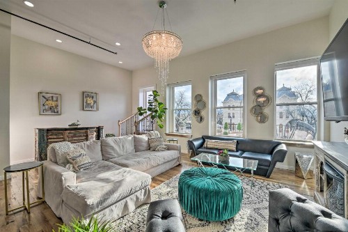 Chic Oz Condo with Balcony on Granbury Square! - image 2