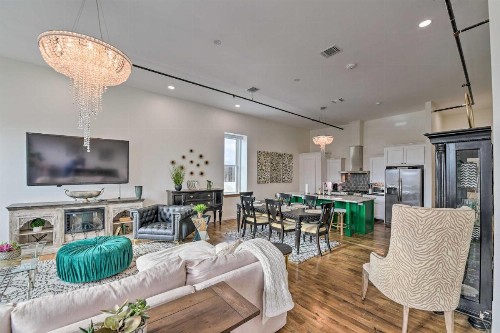Chic Oz Condo with Balcony on Granbury Square! - image 4