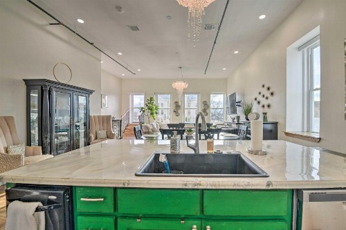 Chic Oz Condo with Balcony on Granbury Square! - image 6