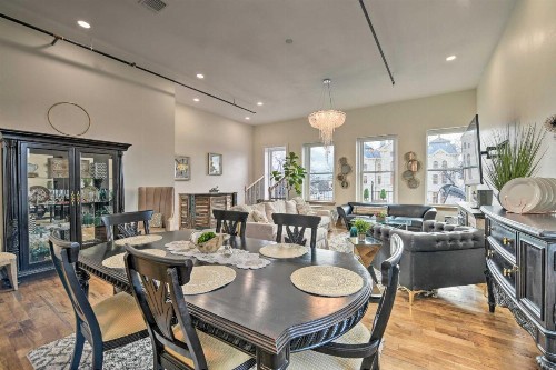 Chic Oz Condo with Balcony on Granbury Square! - image 7