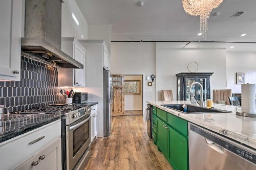 Chic Oz Condo with Balcony on Granbury Square! - image 8