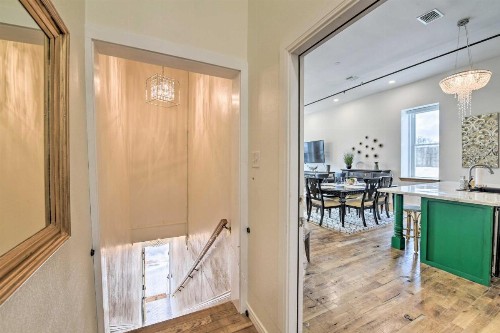 Chic Oz Condo with Balcony on Granbury Square! - image 9