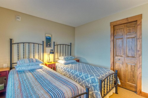 Kicking Horse Hideaway - image 12