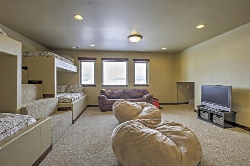 Magnificent Granby Ski-In and Ski-Out Home with Hot Tub! - image 11