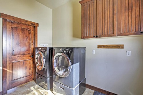 Magnificent Granby Ski-In and Ski-Out Home with Hot Tub! - image 8