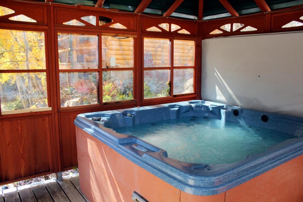 Spirit Lake Lodge & Snowmobile Rentals - image 2