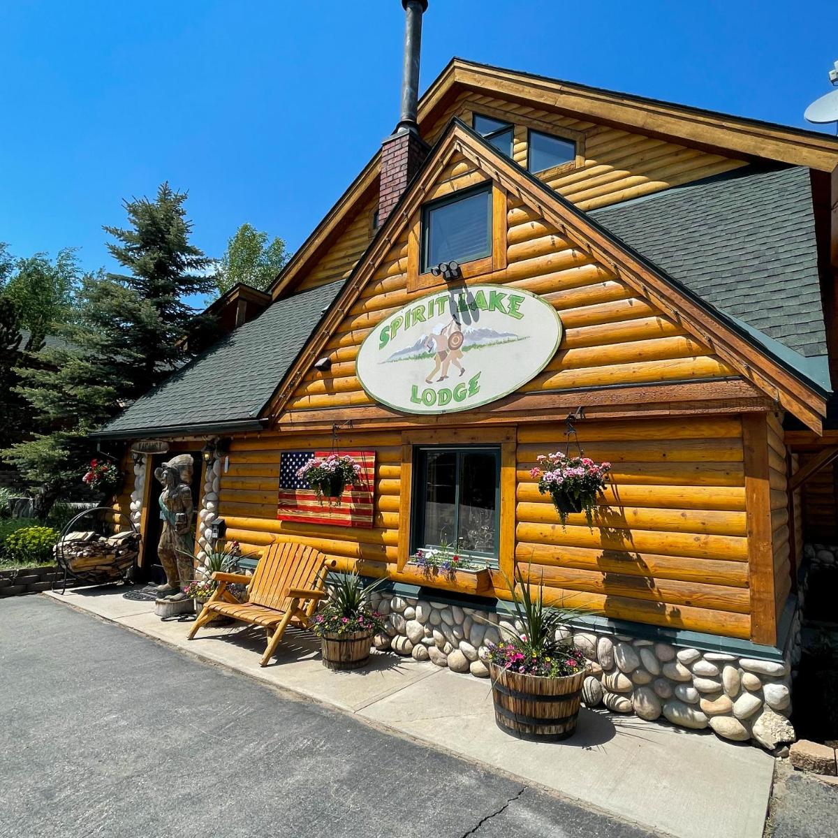 Spirit Lake Lodge & Snowmobile Rentals - image 3