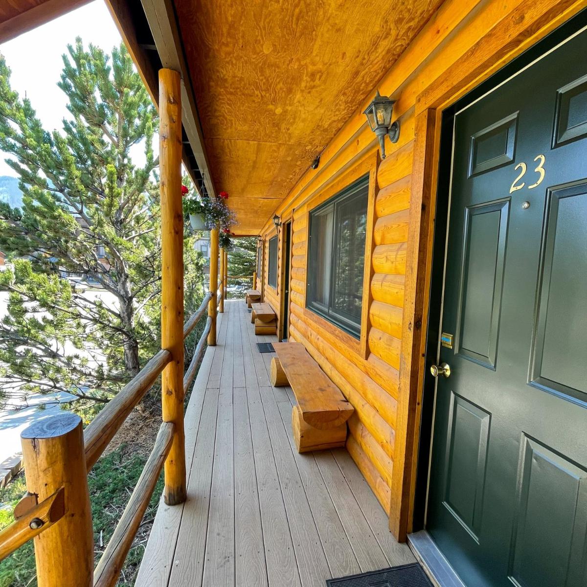 Spirit Lake Lodge & Snowmobile Rentals - image 6