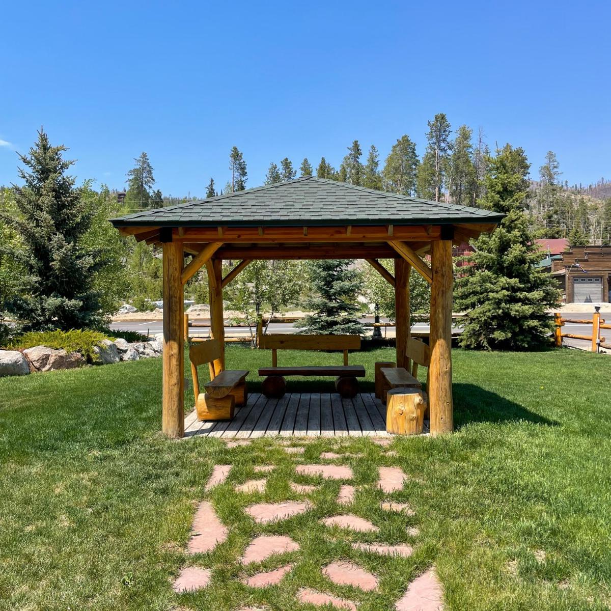 Spirit Lake Lodge & Snowmobile Rentals - image 7