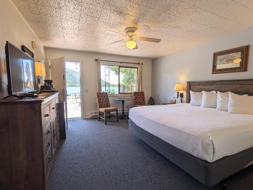 Western Riviera Lodging - image 20