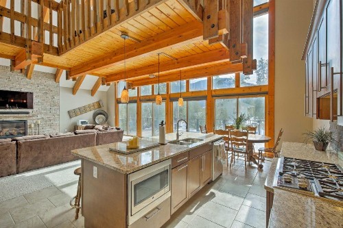 Luxury Central Grand Lake Home with Huge Deck and Hot Tub - image 12