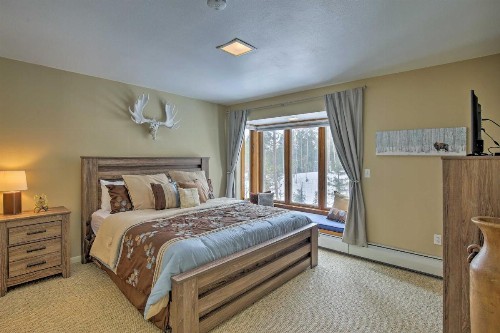 Luxury Central Grand Lake Home with Huge Deck and Hot Tub - image 9
