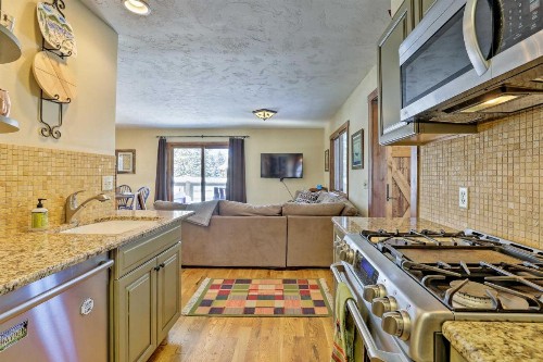 Spacious Rocky Mountain Cabin with Hot Tub and Deck! - image 11