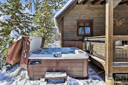 Spacious Rocky Mountain Cabin with Hot Tub and Deck! - image 8