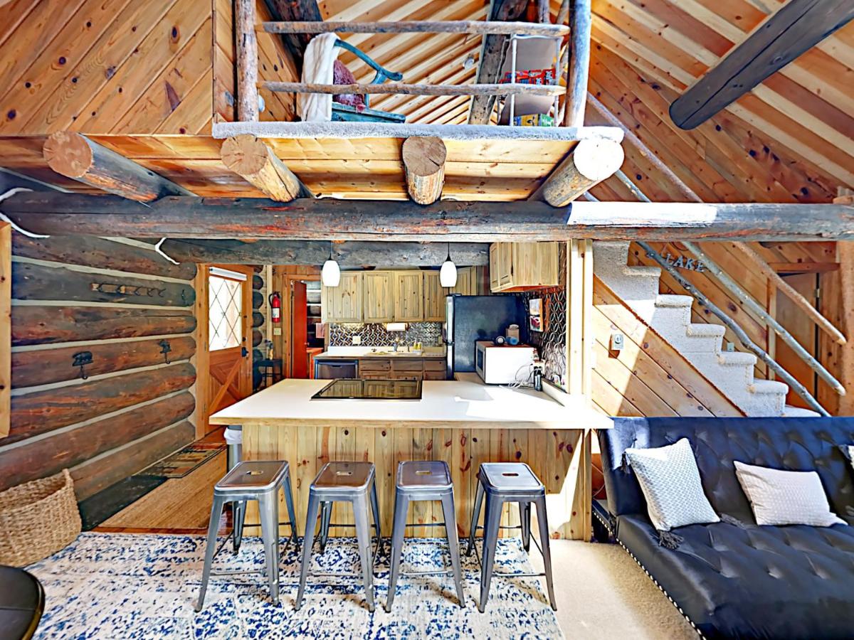 Secluded Mountain-View Log Cabin Near Snow Trails home - image 6