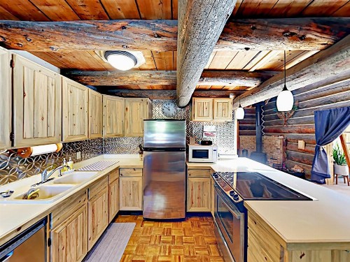 Secluded Mountain-View Log Cabin Near Snow Trails home - image 8