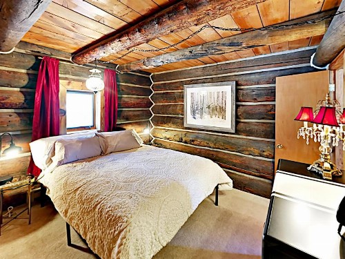 Secluded Mountain-View Log Cabin Near Snow Trails home - image 9