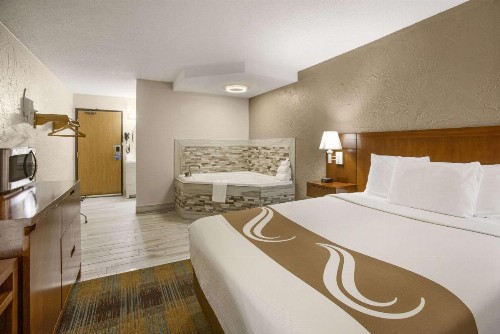 Rodeway Inn - image 21