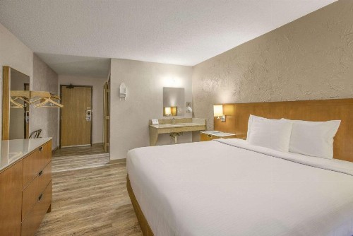 Rodeway Inn - image 25