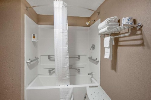 Rodeway Inn - image 27