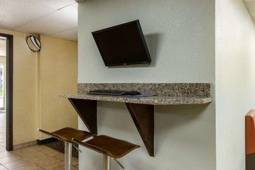 Rodeway Inn - image 28