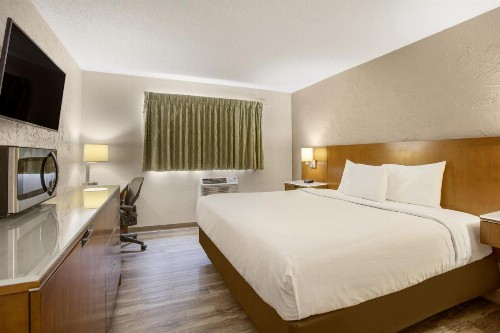 Rodeway Inn - image 32