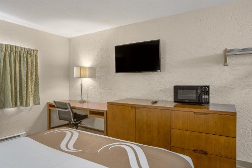 Rodeway Inn - image 37