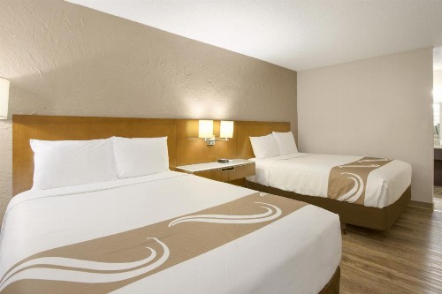 Rodeway Inn - image 38