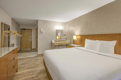 Rodeway Inn - image 41