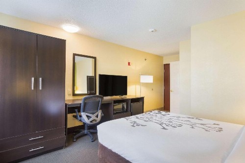 Sleep Inn & Suites - image 10