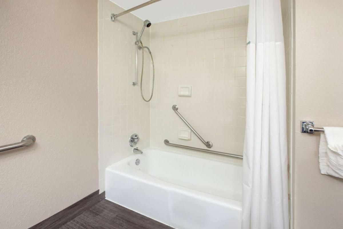 Baymont by Wyndham Grand Rapids Near Downtown - image 7