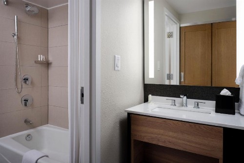 Plaza Grand Rapids Airport Hotel & Conference Center - image 35
