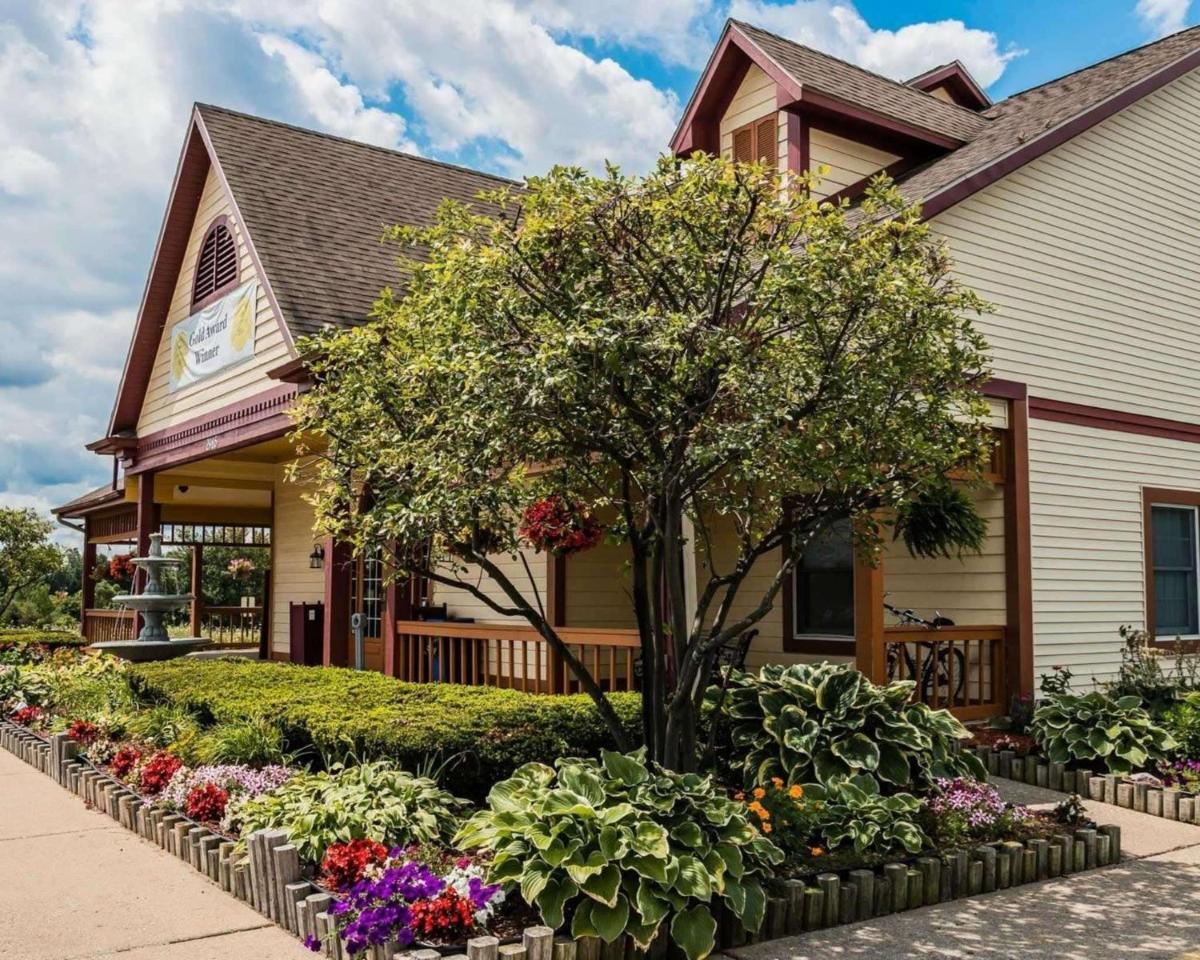 Econo Lodge Inn & Suites - main image