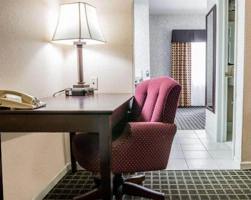 Econo Lodge Inn & Suites - image 10