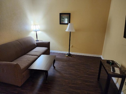 Econo Lodge Inn & Suites - image 15