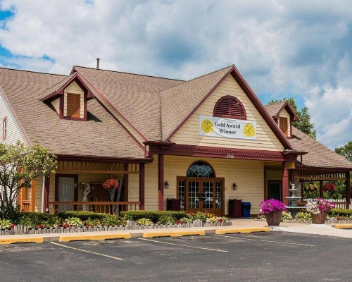 Econo Lodge Inn & Suites - image 18