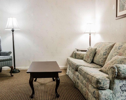 Econo Lodge Inn & Suites - image 20