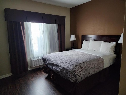 Econo Lodge Inn & Suites - image 22