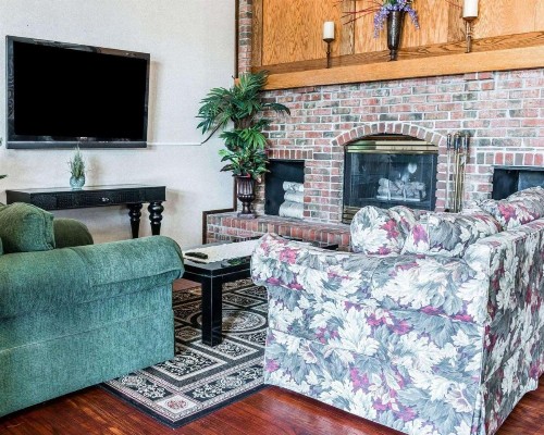 Econo Lodge Inn & Suites - image 23
