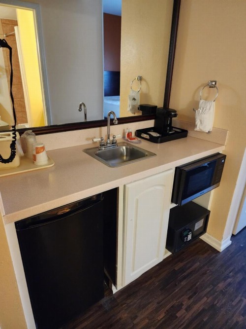Econo Lodge Inn & Suites - image 25