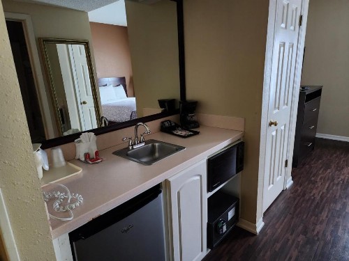 Econo Lodge Inn & Suites - image 3