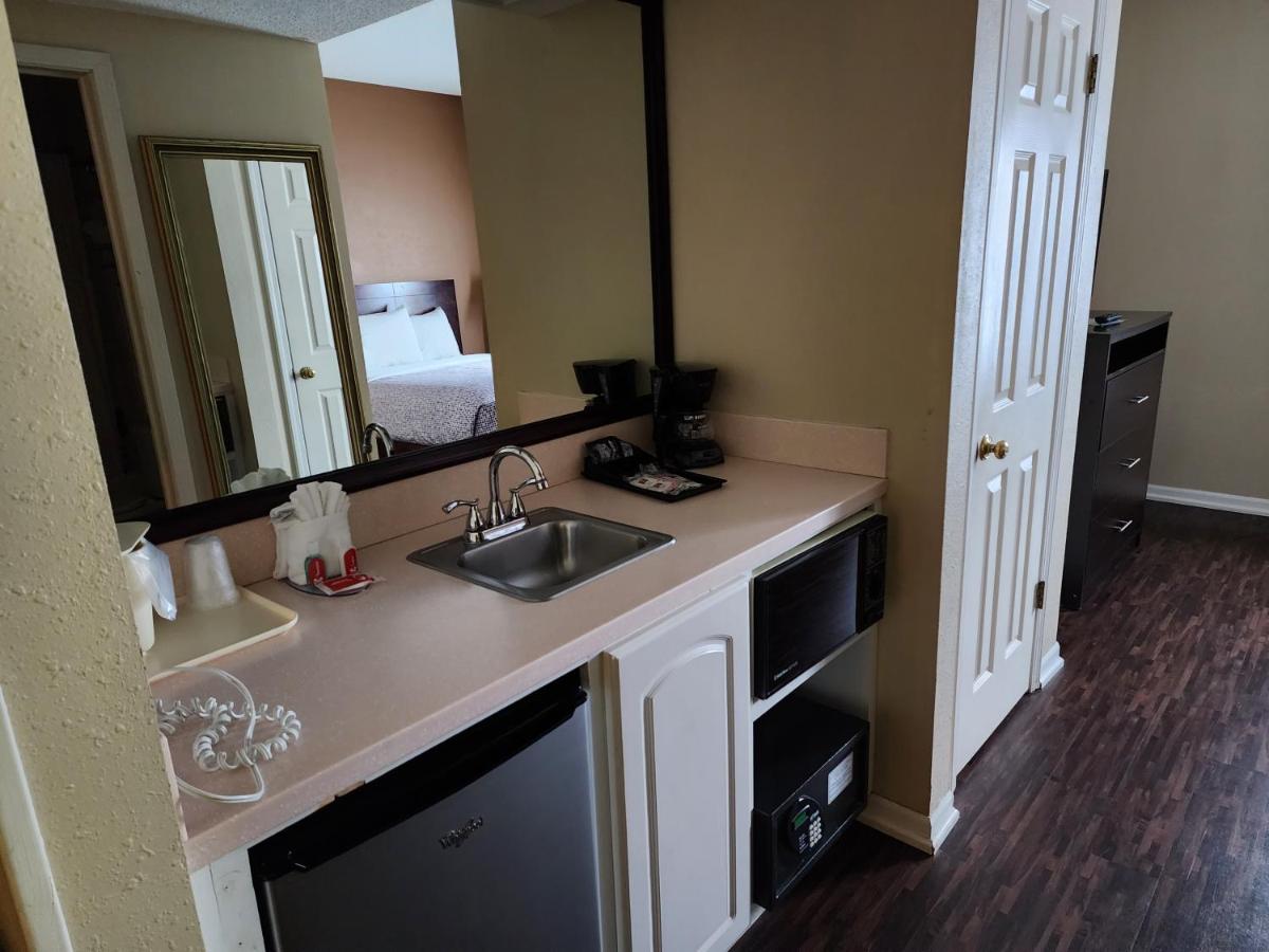 Econo Lodge Inn & Suites - image 3