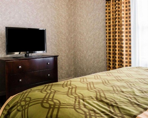 Econo Lodge Inn & Suites - image 6